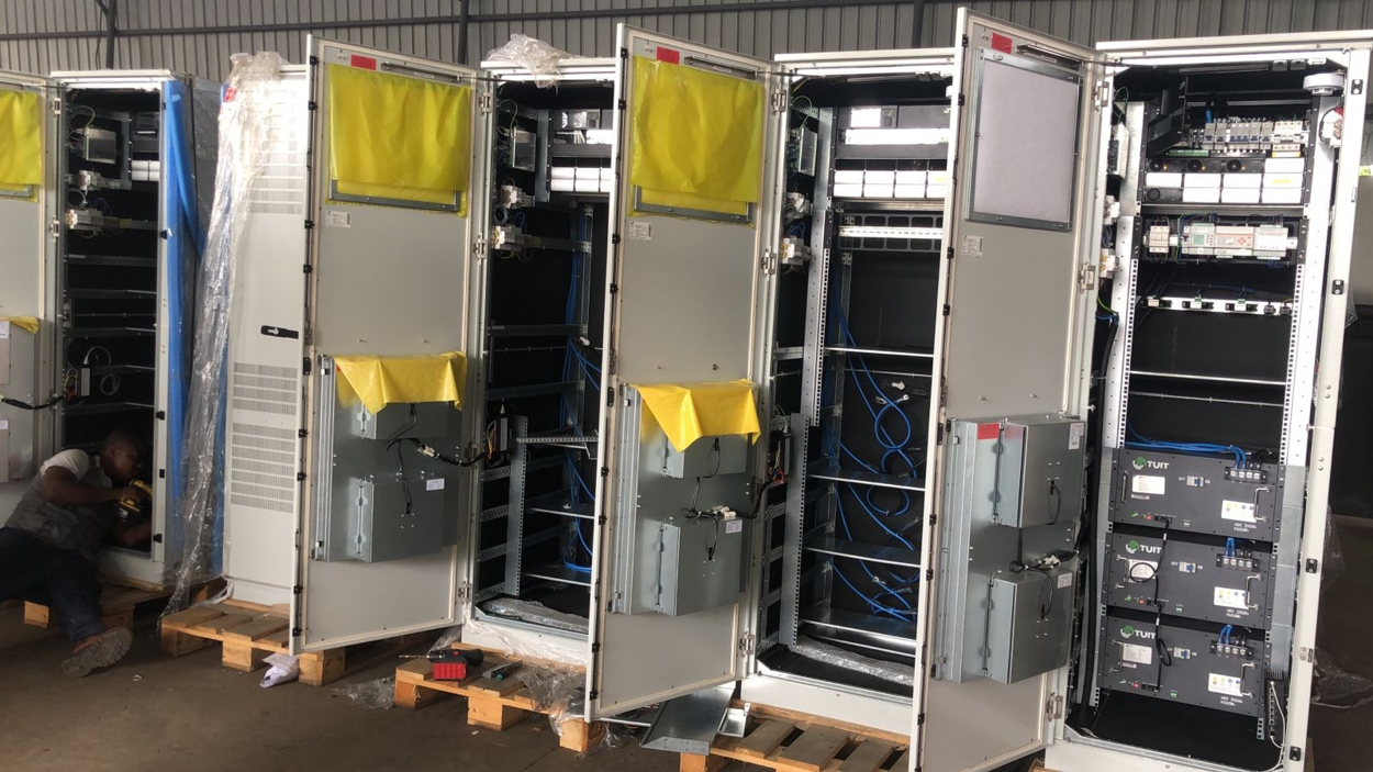 Medidores de gabinete de energia ElOT Energy Monitoring para Torre em Angola